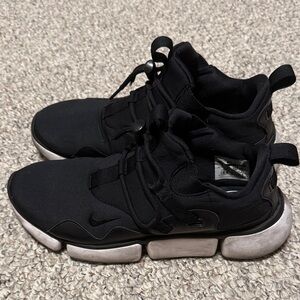 Unique and Stylish Men’s Nike Black and White Athletic Shoes Size 9